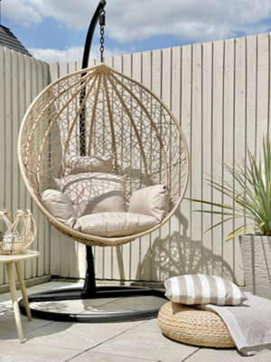 Relaxing store swing chair