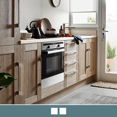 Explore the Alpinia oak effect kitchen. Alpinia is a shaker style, available in 8 colours and part of the Select Collection.