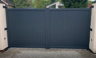 Dartmoor Double Swing Flat Top Driveway Gate Black with Horizontal Solid Infill - 4