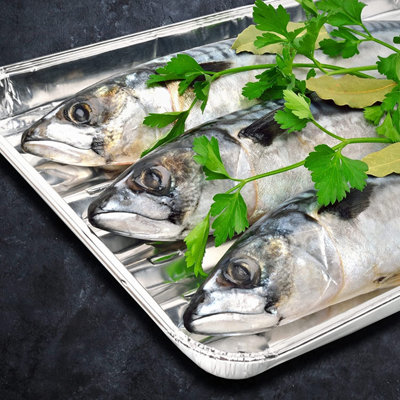 https://media.diy.com/is/image/KingfisherDigital/aluminium-foil-tray-containers-5-trays-baking-and-cooking-foil-containers-freezer-safe-and-reusable-32cm-x-20cm-x-3-3cm-~5060766073439_04c_MP?$MOB_PREV$&$width=618&$height=618