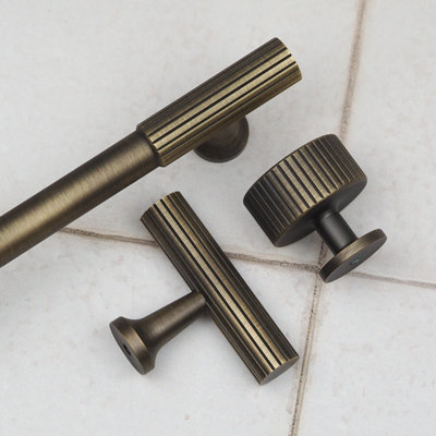 Antique Brass Reeded Kitchen Cabinet Round Knob Pull 28mm