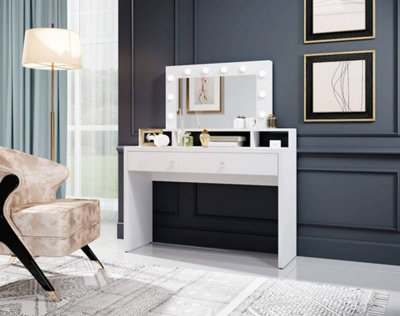 White contemporary outlet dressing table