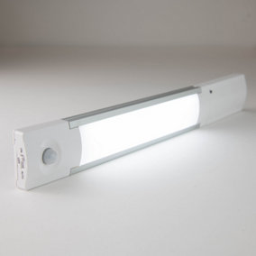 Arlec LED Cool White 28cm PIR Bar Light