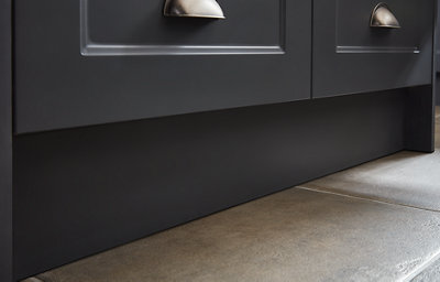 Light bounces off the matt kitchen cabinet to show how the finish provides a uniform look in any light.