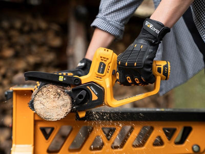 One hand cordless chainsaw discount