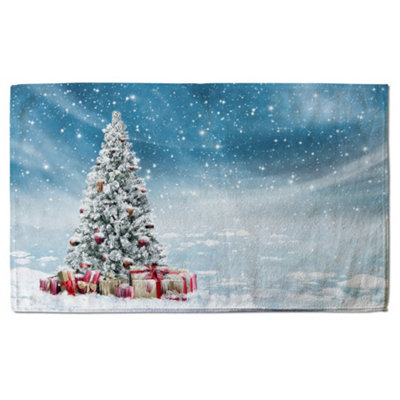 Beautiful decorated snowed in christmas tree (bath towel) / Default