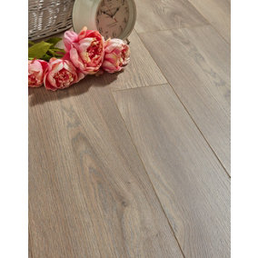 BerryAlloc Glorious Small Brown Oak 9mm Laminate Flooring. 1.58m² Pack