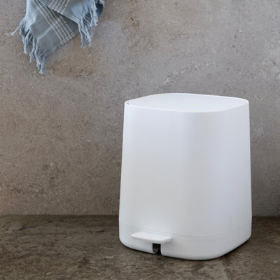 BESLAGSBODEN - Pedal Bin 4 L. White. Softclose. Height 255 mm.