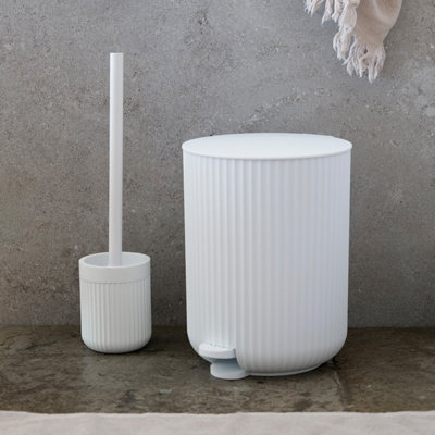 BESLAGSBODEN - Pedal Bin 4 L. White. Softclose. Height 257 mm.