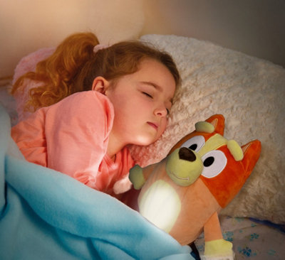 BLUEY Sleepy Time Bingo 33 cm pluche met deken, druk op de buik van Bingo om