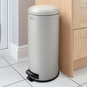 BLACK + DECKER 30 Litre Dome Kitchen Indoor Rubbish and Waste Pedal Bin with Soft Close Lid/Steel (Grey) 61129