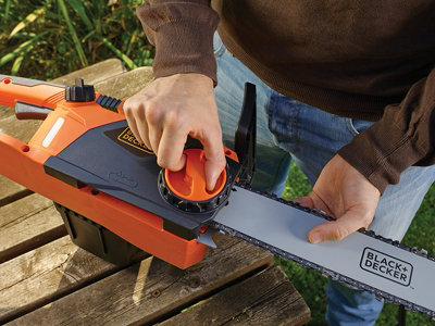 Black Decker CS2245 GB CS2245 Corded Chainsaw 45cm Bar 2200W