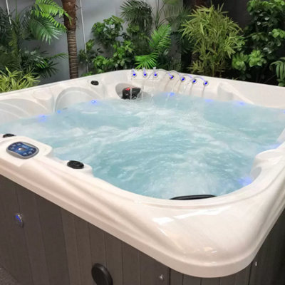 Blue Whale Spa - Crown Haven - 1 Lounger and 5 seat hot tub