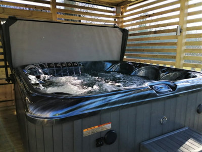 Blue Whale Spa - South Haven - 1 Lounger and 5 seat hot tub