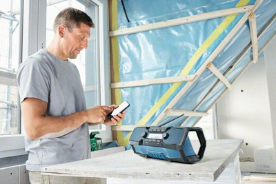 Jobsite radio with battery and online charger