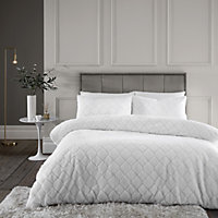 Catherine Lansfield Bedding Cosy Diamond Faux Fur Duvet Cover Set with Pillowcases White
