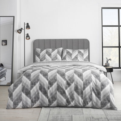 Catherine Lansfield Bedding Kamari Stripe Reversible King Duvet Cover Set with Pillowcases Charcoal Grey