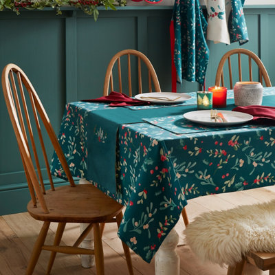 Catherine Lansfield Christmas Holly and Mistletoe Cotton 137x229 cm Table Cloth Green