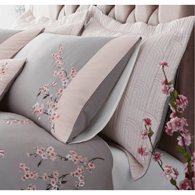 Catherine Lansfield Pillowcases Embroidered Blossom Quilted 50x75cm + border Pack of 2 Pillow cases with envelope closure Pink
