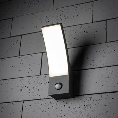 UKEW Outdoor Wall Light With PIR Motion Sensor – IP54 Curved LED Lamp – 10W/15W – Black