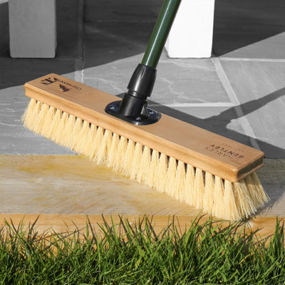 Charles Bentley Charnwood 18" Dual Fill Broom Garden Maintenance FSC Wood Green