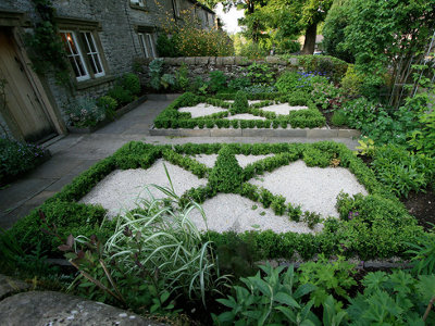 Charles Watson 9-12mm Polar White Marble Chippings Decorative Garden ...