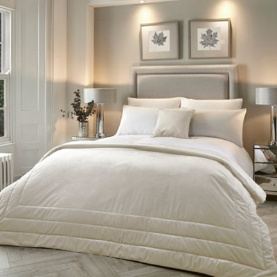 Chic Luxury Soft Velvet Frame Stitched Warm And Cosy Bedspread