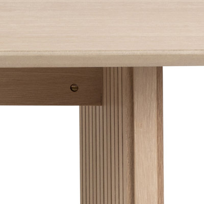 Christo Dining Table in Oak with a oak Lacquered Veneer Base