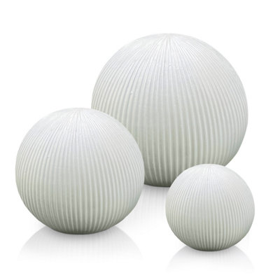 Cluster Set of 3 IDEALIST™ Fluted White Reinforced Stone Outdoor Garden Balls: D24.5 H22.5 cm + D31.5 H29.5 cm + D39.5 H37.5 cm