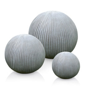 Cluster Set of 3 IDEALIST Vertical Ribbed Light Grey Outdoor Garden Balls: D24.5 H22.5 cm + D31.5 H29.5 cm + D39.5 H37.5 cm