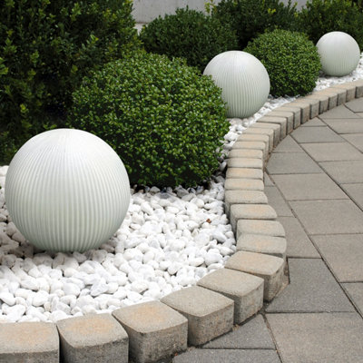 Cluster Set of 3 IDEALIST Vertical Ribbed White Outdoor Garden Balls: D24.5 H22.5 cm + D31.5 H29.5 cm + D39.5 H37.5 cm