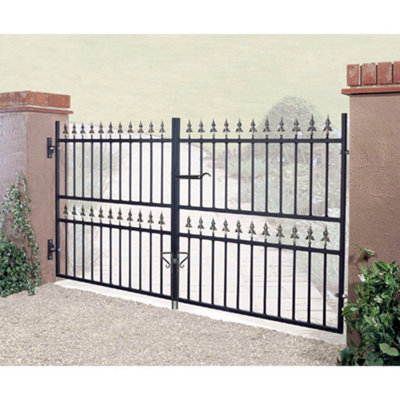 Corfe Premium Range Spear Top Low Double Gate - Steel - Fits Gap of ...