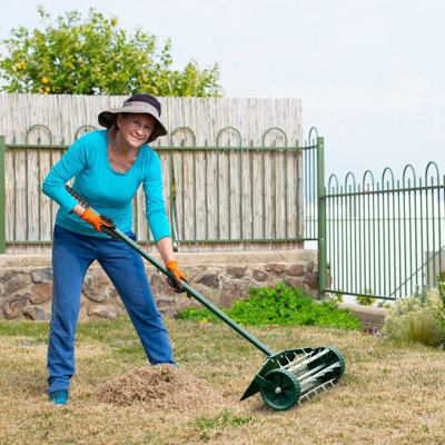 Rolling lawn aerator discount