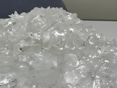 Crystal Clear Tumbled Glass Chippings 10-14mm - 40 Poly Bags (1000kg)