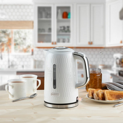 https://media.diy.com/is/image/KingfisherDigital/daewoo-honeycomb-cordless-kettle-1-7-litre-3kw-fast-boil-swivel-base-white-sda2600ge~5024996959017_01c_MP?$MOB_PREV$&$width=618&$height=618