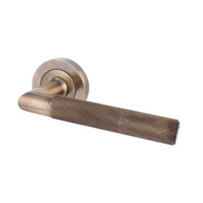 Dart Heavy Cast Brass Knurled Lever Door Handle - Unsprung on a Concealed Round Rose (Sold in Pairs) - Antique Brass