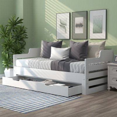 Daybed with deals trundle and shelves