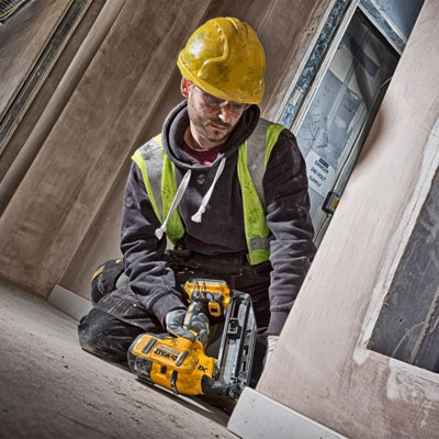 Refurb DeWalt DCN692P2-GB 90mm 18V 2 x 5.0Ah Li-Ion XR Brushless First Fix Cordless Nail Gun - 11