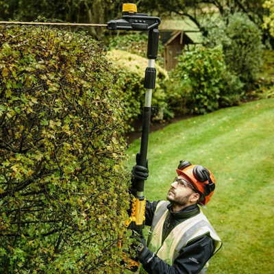 Dewalt extendable best sale hedge trimmer