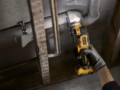 DeWalt 18V Xr Bl Oscillating Tool 1 x 4.0AH Battery Charger & Kitbox DCS355m1-G - 9