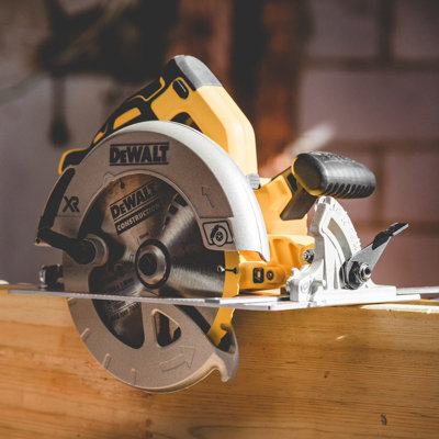 Dewalt cordless discount circular saw dcs570