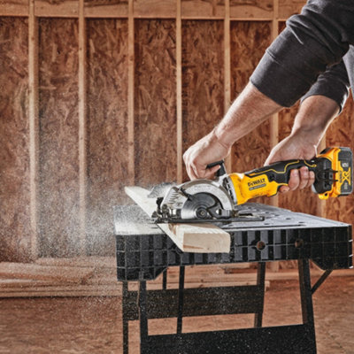 Dewalt dcs571n 18v brushless xr 115mm compact best sale circular saw