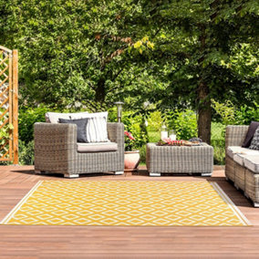 Diamond Pattern Garden Patio Rug - Weatherproof, Mould & Mildew Resistant Indoor Outdoor Mat - Gold, Measures 150 x 230cm
