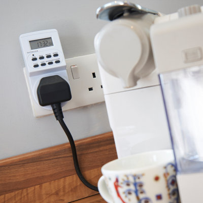 DIGITAL TIMER PLUG 24-HOUR PROGRAMMABLE SOCKET WITH LCD & RANDOM MODE