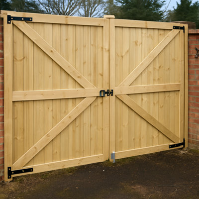 Double Wooden Driveway Garden Gates Flat Top Tongue & Groove Timber Design