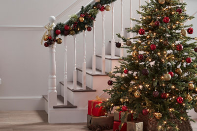 Read: Artificial christmas tree buying guide.