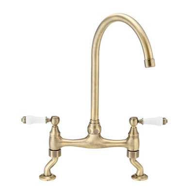 ENKI Astbury Küchenarmatur In Antik Bronze – Mit Weißen Keramikhebeln, Schwenkbarem Auslauf, Für Deckmontage (bis 40 Mm)