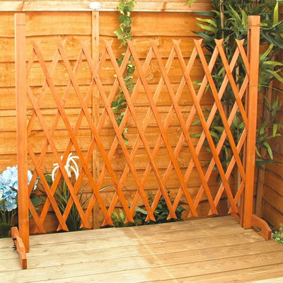 Expanding wooden clearance gate