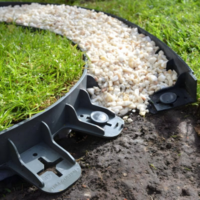 Flexible Garden Lawn Edging in Black H4.5cm x 3m (4x 80cm) | DIY at B&Q