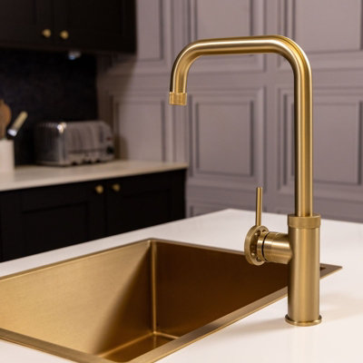 Flode Hjul Single Lever Industrial Style Kitchen Tap Swan Neck Design Brushed Brass